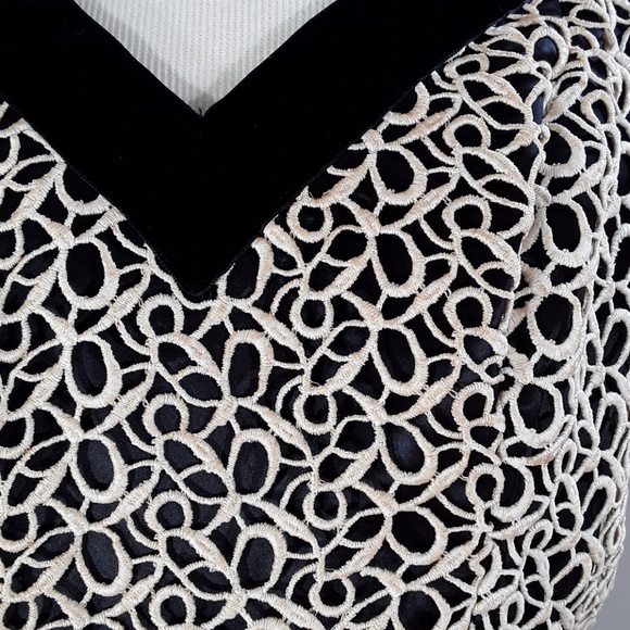 Custom made evening dress with lace and V neck. - Picture 8 of 8